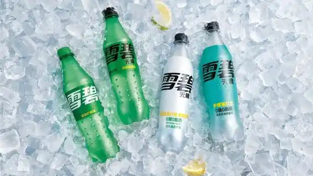 每到夏天,冰箱里总少不了一瓶冰雪碧.