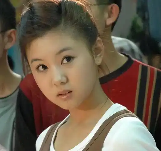 李小萌产后半年瘦一圈拎6万元包凹造型领口大敞秀出精致锁骨