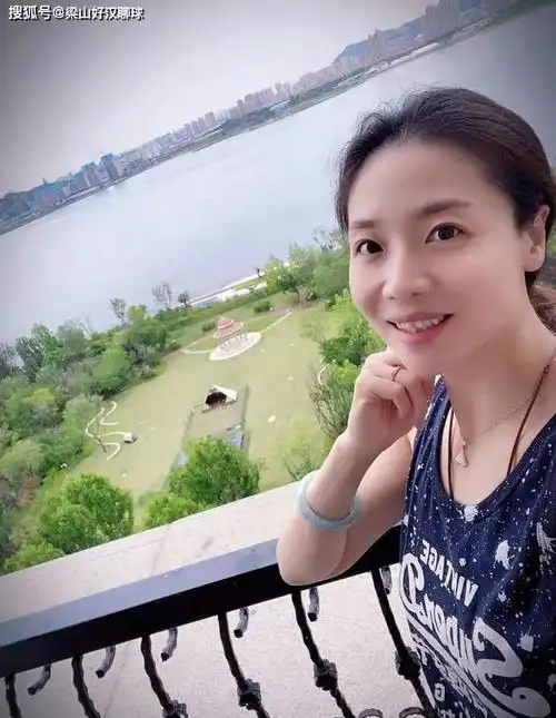 魏秋月发文自己雨天一个人喝咖啡,挺浪漫,网友:都是为了女排!