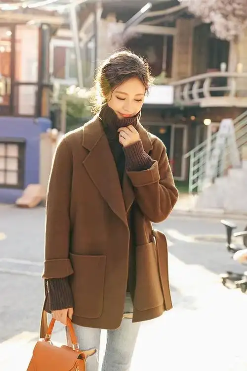 在秋冬季节,可以选择一件咖啡色的毛衣或外套,与黑色的裙子或裤子搭配