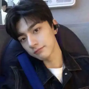 小哥哥自拍图片头像 高清真实的帅气小哥哥自拍头像_男生头像_美头网