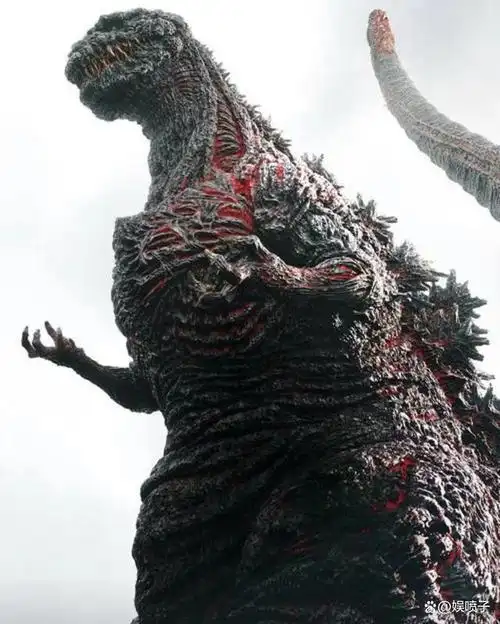哥斯拉在海底吞噬了八个人之后,人类的基因被哥斯拉吸收了,当哥
