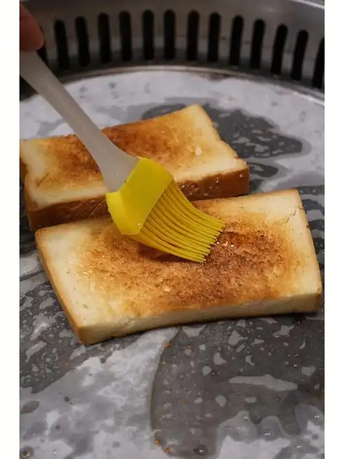 我在烤肉店吃烤面包片