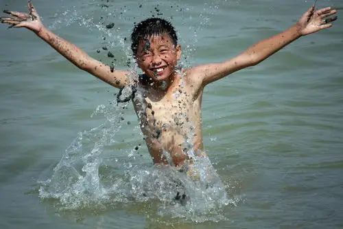 戏水的男孩.