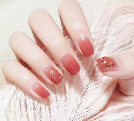 一组简单又好看的美甲图片