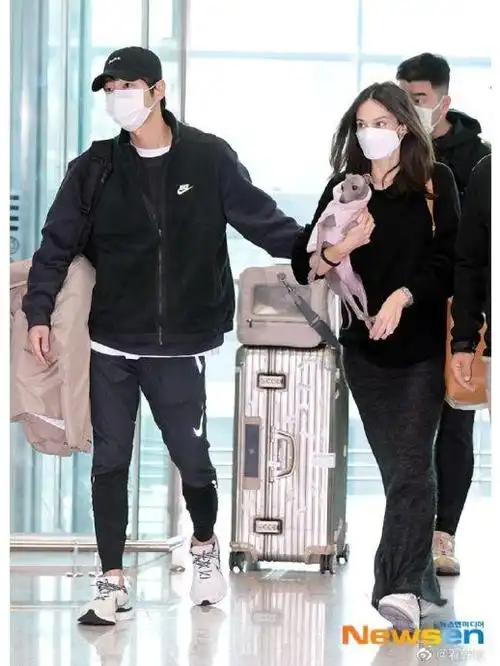 宋仲基与妻子出国机场图 宋仲基凯蒂|宋仲基|凯蒂_新浪新闻