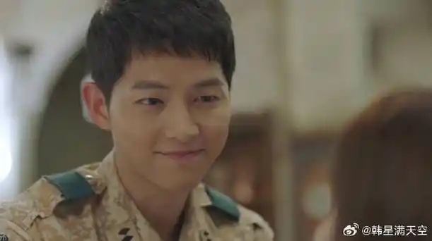 太阳的后裔:终于休息,宋仲基宋慧乔闲聊,还挑逗宋慧乔