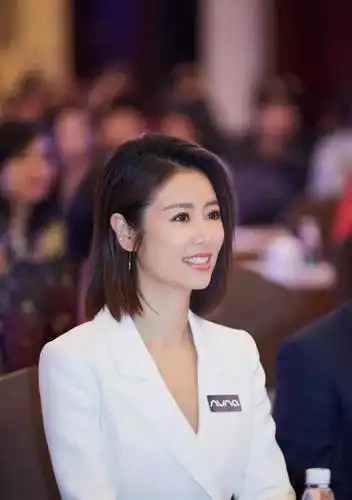 林心如出席公益活动,白色西装裙搭披肩短发,真是美得优雅动人!