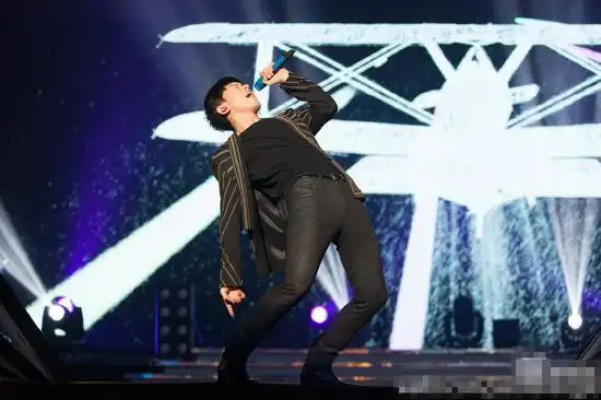 大家一边模仿"张杰腰",一边纷纷吐槽"杰哥你这是坑粉丝啊!