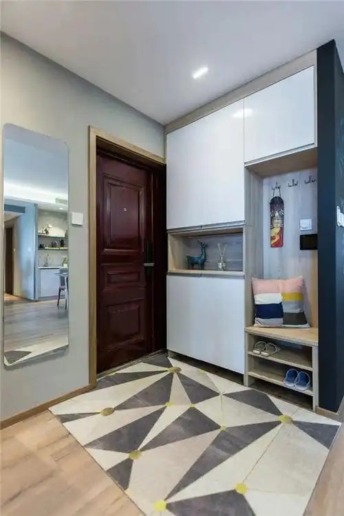 可以把鞋柜平行着大门来布置了,这样进门后的空间感依旧保持宽松舒适