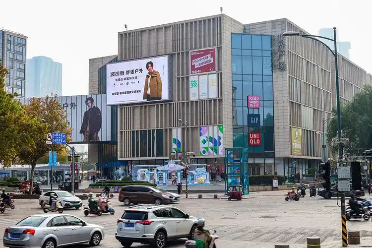 (齐鲁国际大厦户外led屏)在越来越多消费者对羽绒服产品提出更时尚的