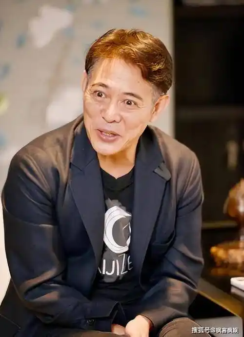 李连杰老了,周润发赵本山也老了,他一辈子没结婚还跟小伙子一样