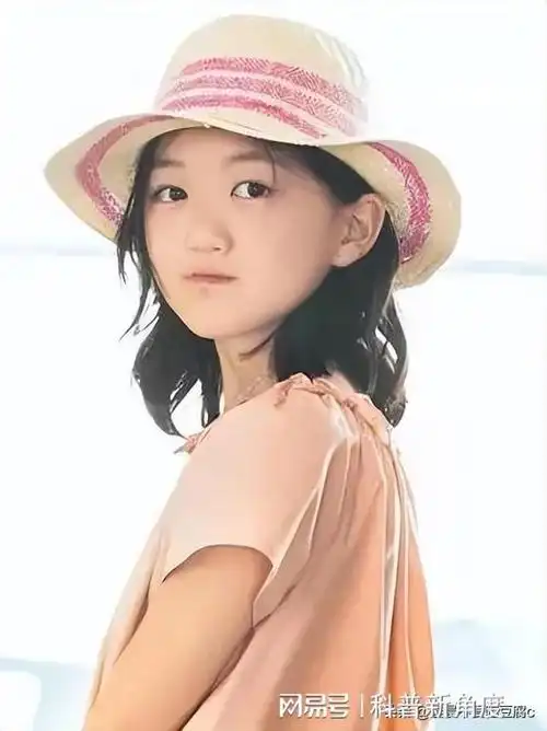 也是在这次手术结束之后,李嫣就不会再用自己的头发挡着自己的嘴巴了.