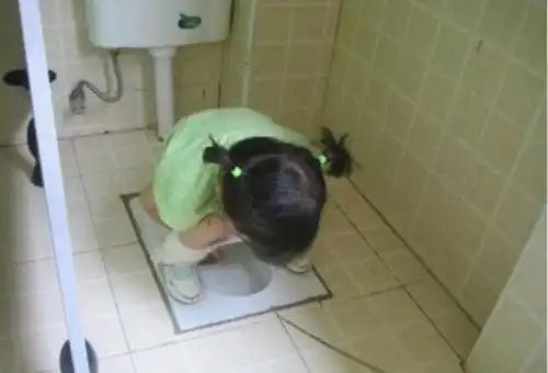 孩子上幼儿园三天没拉臭臭,宝妈找老师理论,老师的话让宝妈心虚