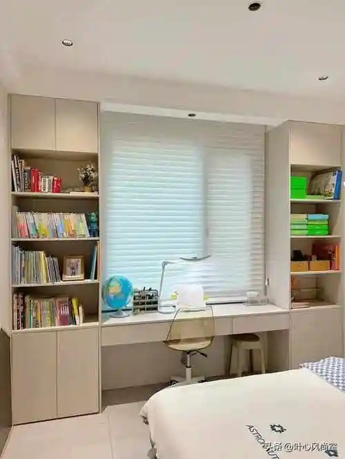 完美的利用飘窗设计了书桌!