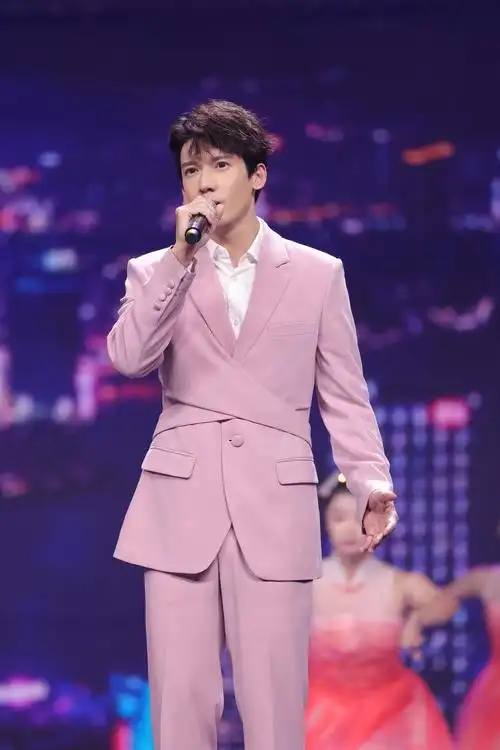 关智斌亮相大湾区中秋电影音乐晚会 献曲《我的中国心》共抒爱国情