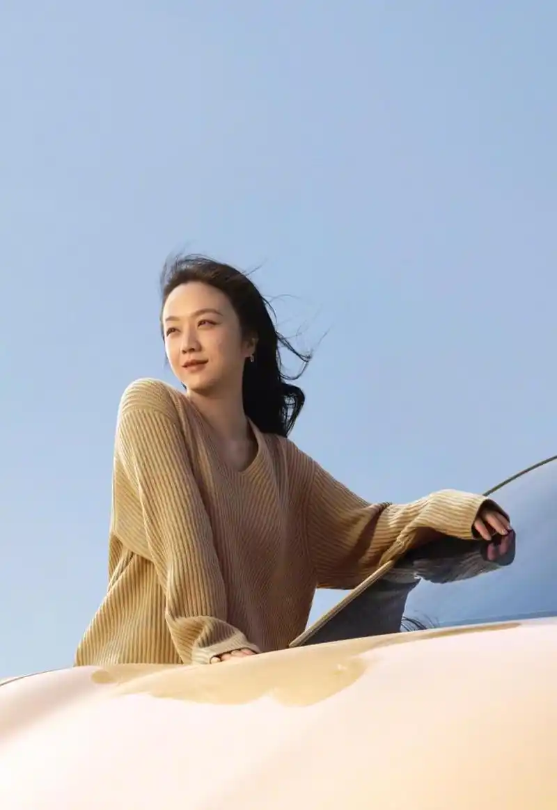 感十足,温婉大气的长发随着海风飘动,松弛自然迎风而立,温柔有力量