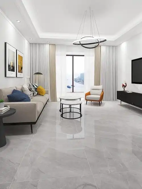 家里人相聚在客厅区域一起看电视,地砖选得高,看着这舒服的颜色,看着