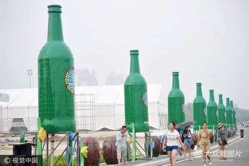 近百个大型啤酒瓶亮相青岛金沙滩