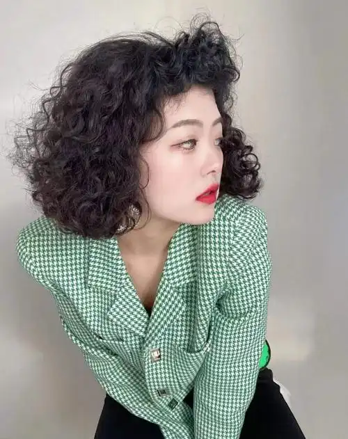 首先为大家分享的是短发卷卷烫,短发卷卷烫是一种卷卷的满头烫发,很显