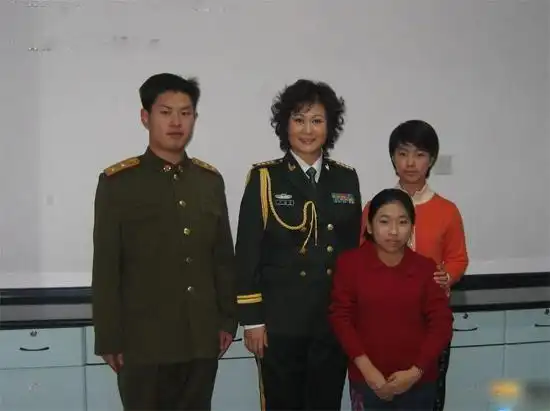 黄晓娟与丈夫罕见合影