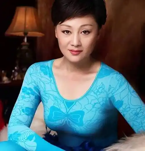 王姬:我就是演爱情戏的专家,60岁依旧光彩照人_高曙光_儿子_因为