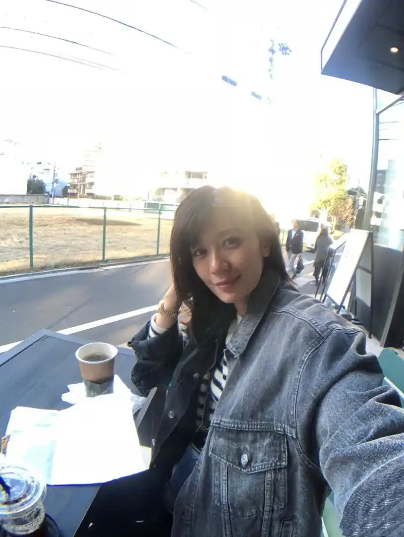 贾静雯晒素颜自拍照,一身的休闲打扮很是漂亮