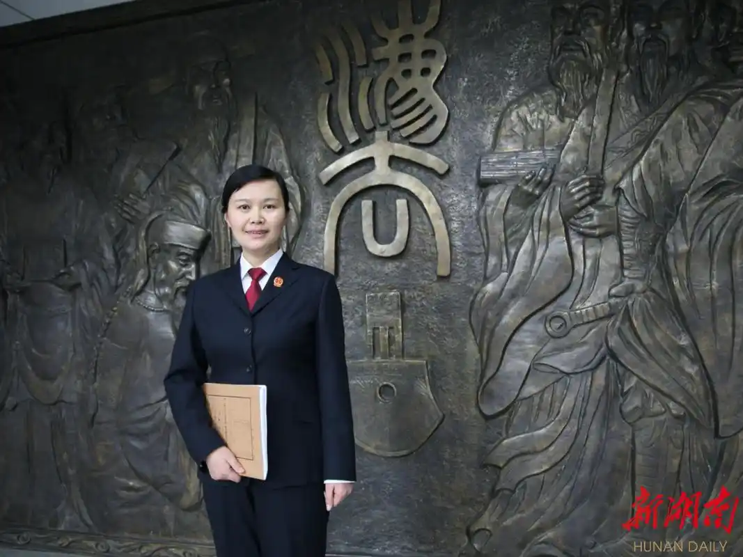 脊梁不弯映雪如梅追记全国模范法官周春梅