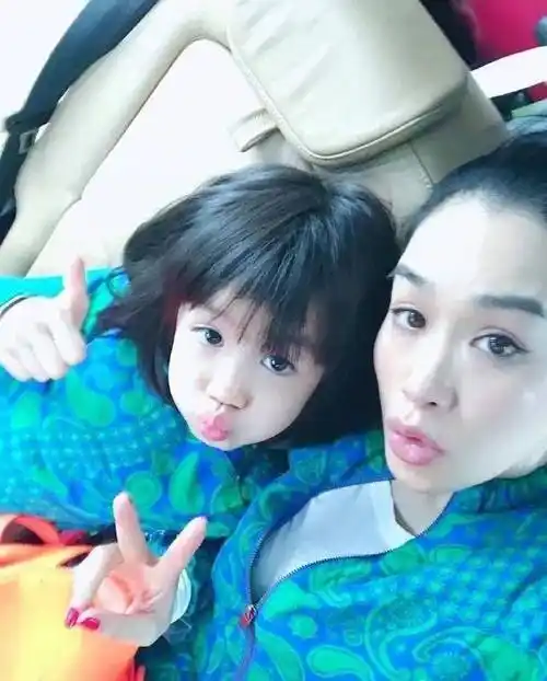 原创50岁钟丽缇3个女儿近照曝光越来越有气质了