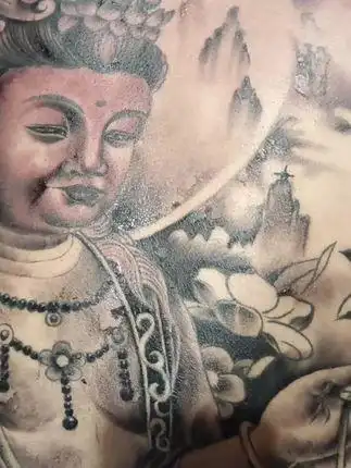满背纹身 观音菩萨上色进行时