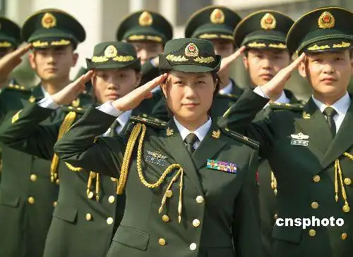 湖北武警警官正式换上07式新装