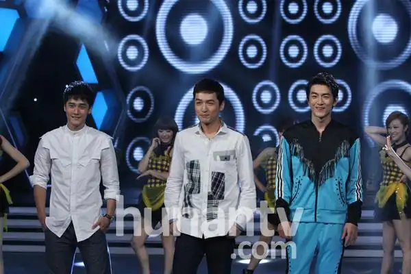 节目现场,胡歌,林更新,蒋劲夫三位男主角变"萌主",展示剧中服饰并现场