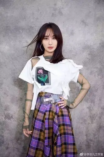 李菲儿近照曝光美颜魅力诱人原来这么有料网友黄晓明的眼光真的可以