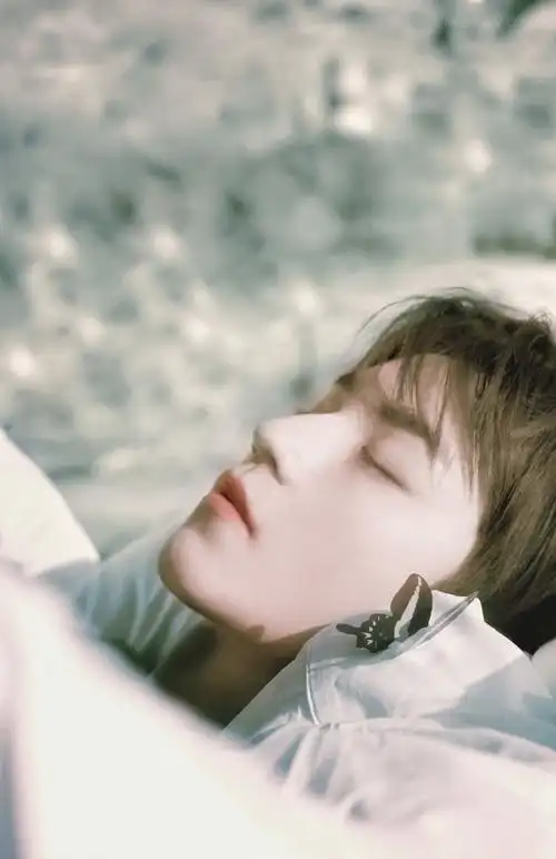 令人惊艳的明星清冷感#王俊凯真的自带苏感,这清冷疏离的气质太绝了