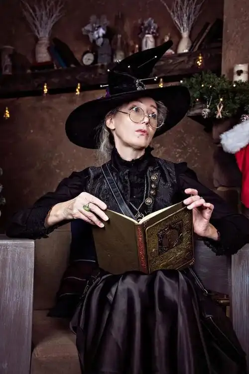 58岁奶奶退休后爱上cos,自己缝衣服拍大片,活成了古典电影!