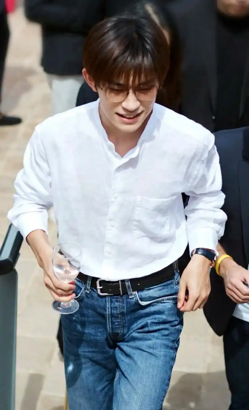 用酒杯喝水的小朋友一枚呀～#易烊千玺 #易烊千玺 #易烊千玺 - 抖音