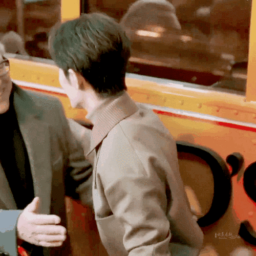 肖战自信闪耀,如沐春风,侃侃而谈,声音动听._光芒_人们_阳光