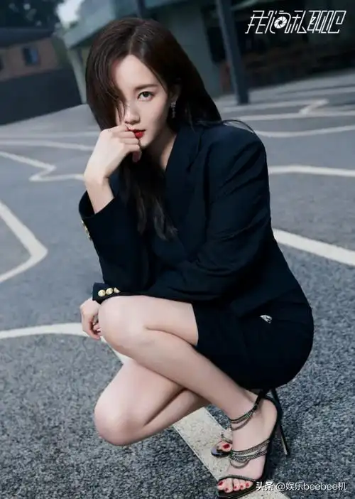 李一桐个人资料简介: "后天美女"李一桐,资源爆棚出道即巅峰,二十多部