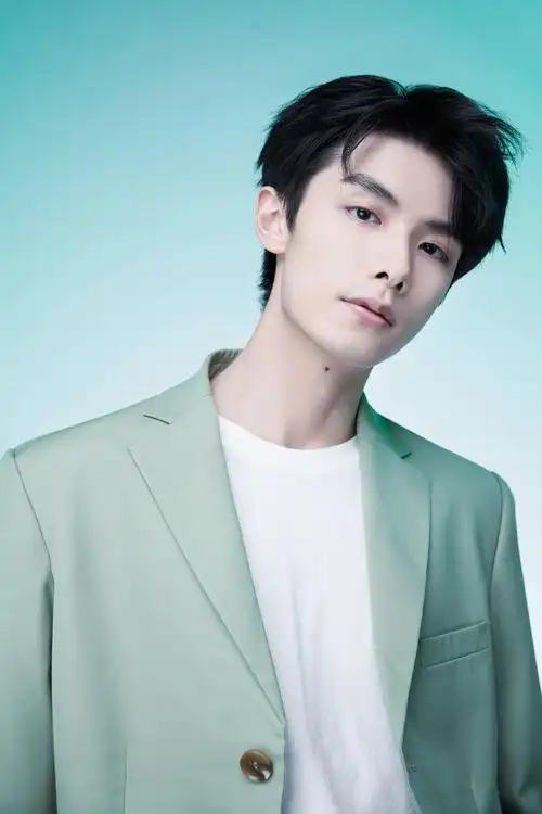 目前,由赵弈钦主演的《99分女朋友》正在优酷热播中