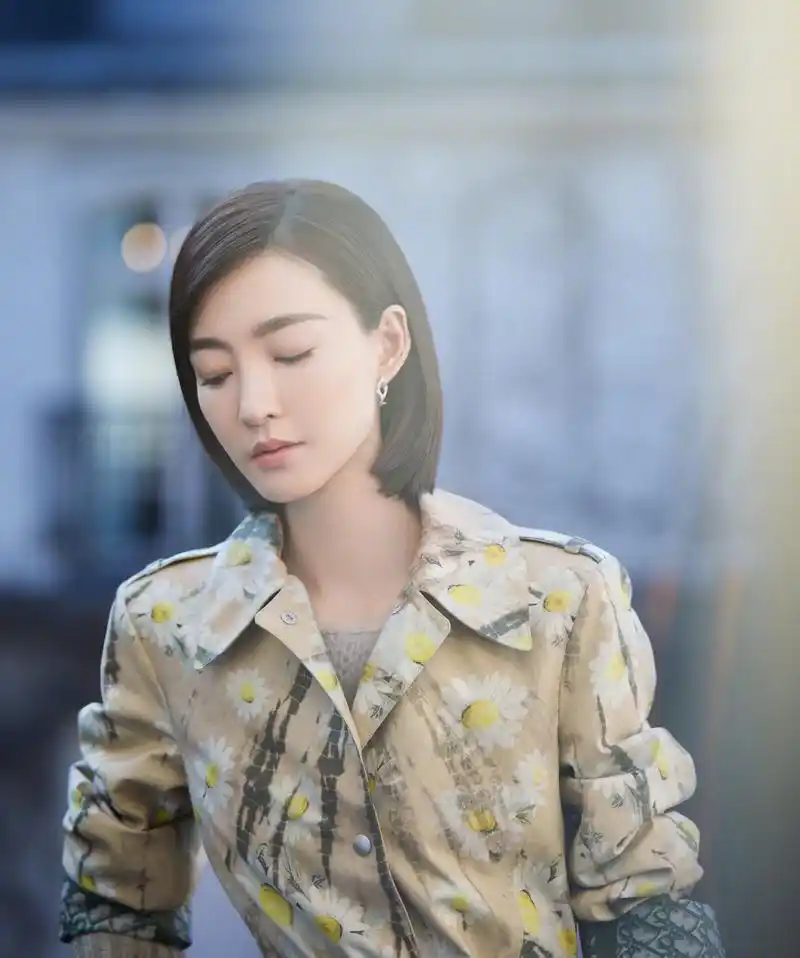 王丽坤只不过剪了齐脖短发,气质变得更少女了,这发型看了也想剪