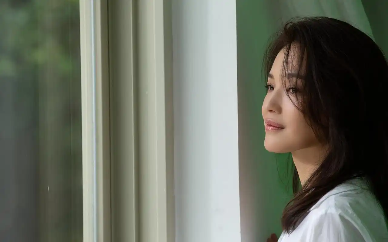 舒淇白裙性感优雅桌面壁纸