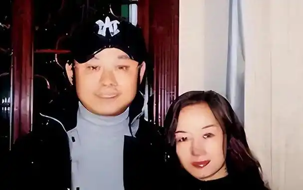 他的妻子朱梅是他最坚实的后盾,也是他最大的支持