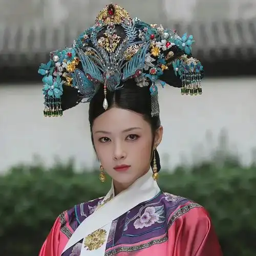 甄嬛传  华妃娘娘这个旗头简直了,华贵大方,我愿称之为清宫剧最闷旗