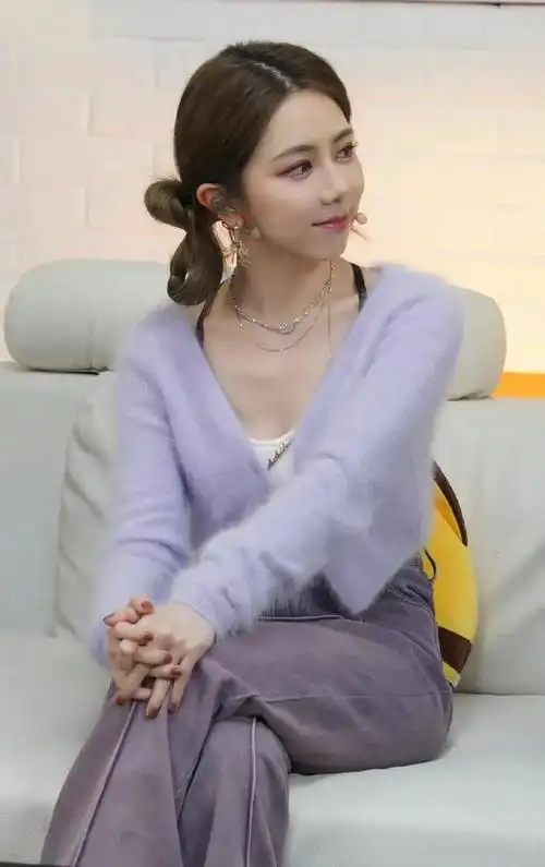 吴宣仪的私服一整个大变身杂志造型也大有长进