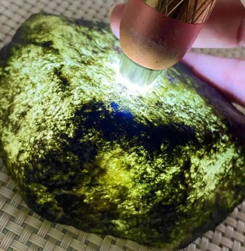 点击头像看直播##翡翠原石# 莫西沙高冰玻璃种料子,肉质细腻发黑