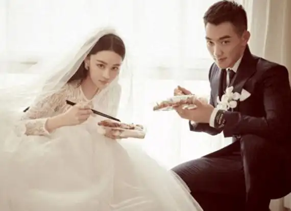 张馨予夫妇丽江游玩被偶遇何捷背俩包拎伞似保姆全程无对视互动冷漠