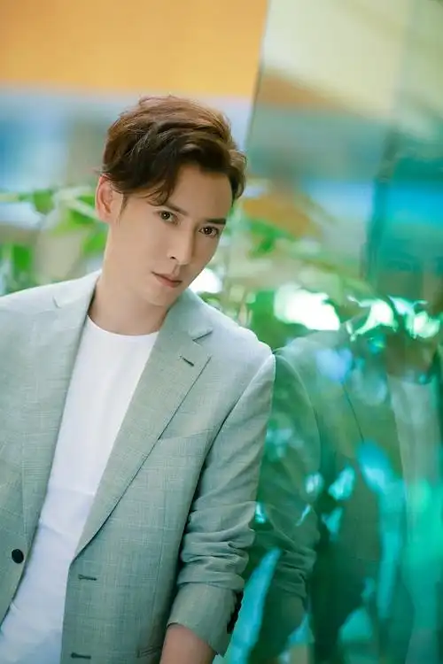 韩栋西装写真休闲雅致目光流转直击人心