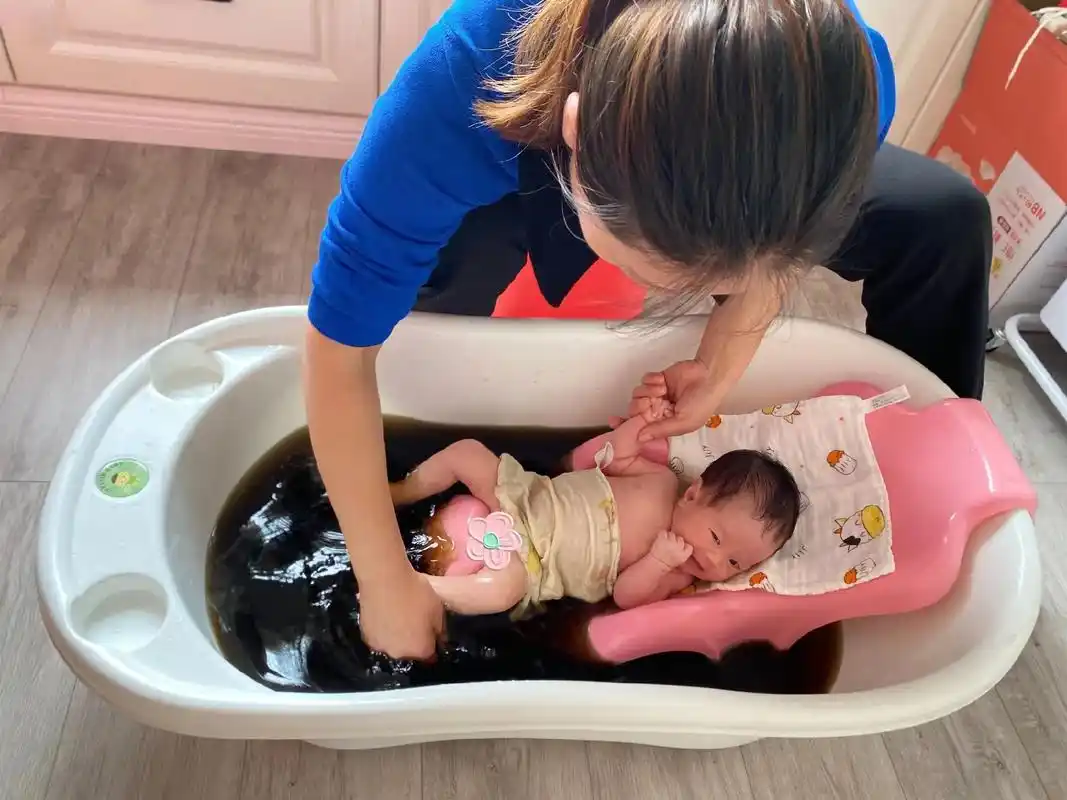我们满月啦#宝宝洗澡日常 #洗香香 #泡一泡好运到