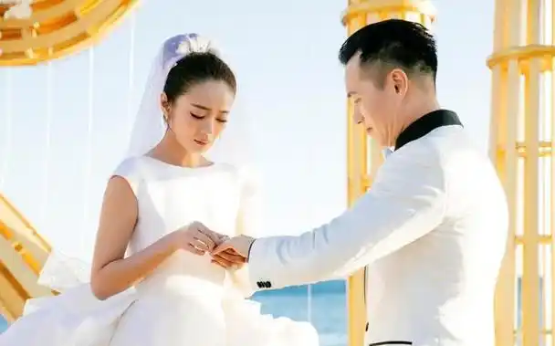 吴佩慈消失188天第一次露面,发际线后移泪沟明显,满脸憔悴!