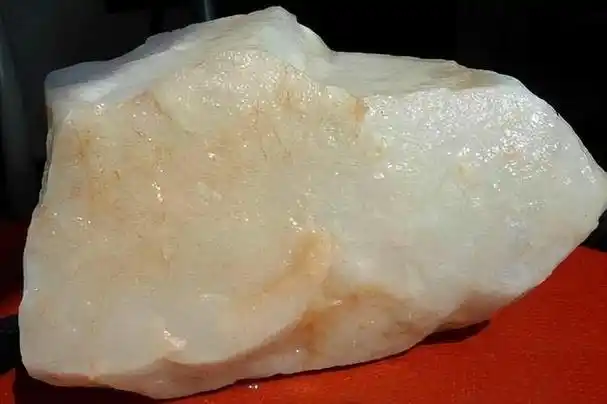 贵州玉的石头与翡翠原石相似,贵州玉的价值不可估值  第5张